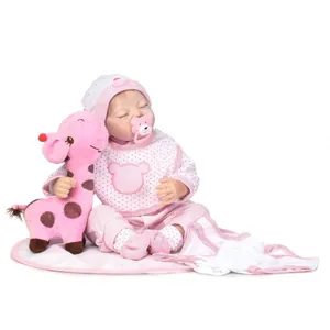 Bambola realistica di neonata che dorme con vestito rosa e peluche giraffa
