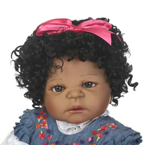 Realistische afroamerikanische Reborn-Puppe mit Locken, rosa Schleife und Blumenkleid