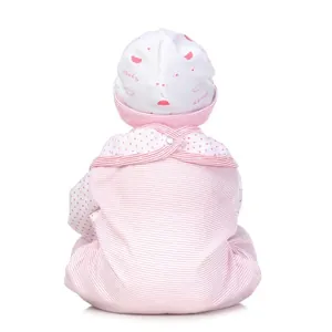 Bambola realistica che dorme con vestito a righe rosa e bianco e cappellino coordinato