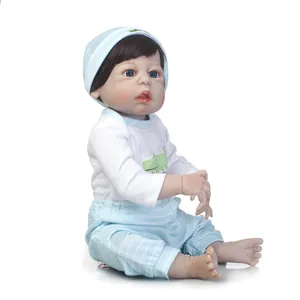 Realistische Reborn-Babypuppe im blauen Dino-Outfit mit Silikon-Gliedmaßen und blauen Augen