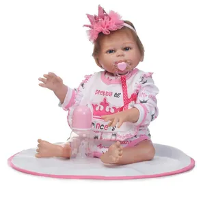 Detail der Reborn-Babypuppe mit rosa Prinzessinnen-Outfit, Schnuller, Flasche und Blumenkrone