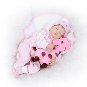 Bambola Reborn Realistica Che Dorme in Vinile Siliconico Ragazza Con Vestito a Strisce Rosa E Giraffa Di Peluche Regalo Per Bambini