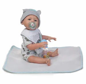 Realistische Reborn-Babypuppe im Dinosaurier-Outfit mit Schnuller und Flaschen-Zubehör