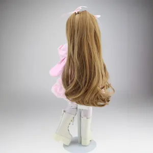 Vista posteriore di una bambola snodabile con lunghi capelli ricci marroni e fiocchi rosa