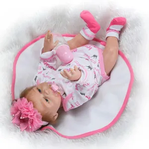 Detaillierte Draufsicht einer Reborn-Babypuppe mit rosa Outfit, Flasche und Schnuller-Set