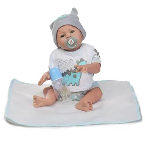Detailliertes Set aus Reborn-Babypuppe mit Dino-Lätzchen, Magnetschnuller und Flasche