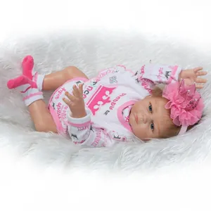Detailansicht einer realistischen Reborn-Puppe mit blauen Augen und rosa Spitzenstirnband