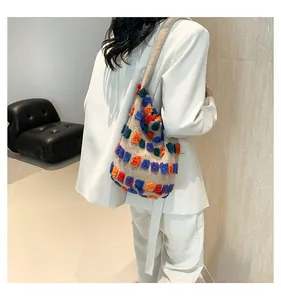 Détail du sac fourre-tout en tricot multicolore avec texture peluche et bandoulière