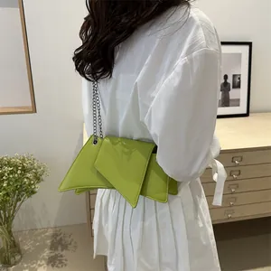 Bolso bandolera geométrico verde aguacate con vestido camisero blanco elegante