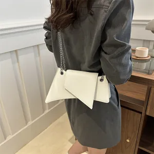 Bolso bandolera blanco geométrico de ecocuero con cadena plateada para un look moderno