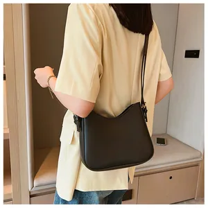 Elegante bolso de media luna negro en cuero PU con correa ajustable para hombro