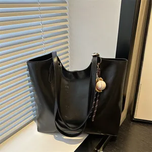 Grosse Kapazität Tote Bag PU Leder Retro Minimalistische Schulter Handtasche Damen Büro Pendeln Mit Baseball Anhänger