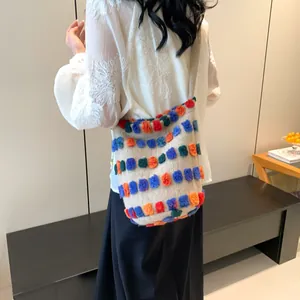 Sac fourre-tout rétro en feutre crème avec pompons colorés et bandoulière large