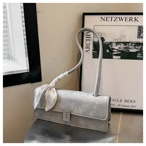 Vue détaillée du sac à bandoulière gris argenté avec boucle en strass et détail de foulard
