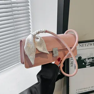Sac Sous le Bras Mode Femme Baguette en Cuir PU Boucle en Strass Sac à Bandoulière Avec Foulard en Soie Grande Capacité