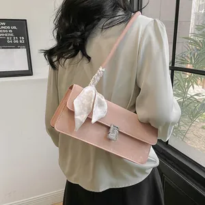 Sac sous le bras rose pour femme avec boucle en cristal et détail de foulard en soie