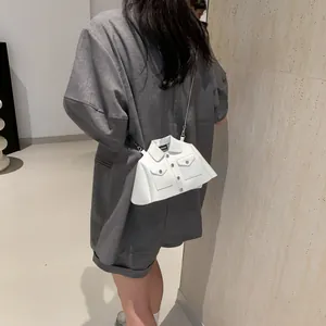 Einzigartige weiße PU-Tasche in Jackenform mit Metallkette für stilvolle Frauen