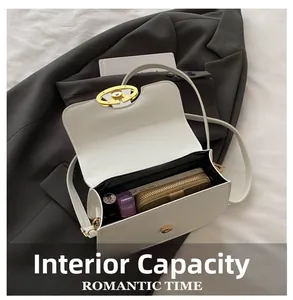 Capacidad interna del bolso bandolera de cuero blanco con móvil, billetera y labial