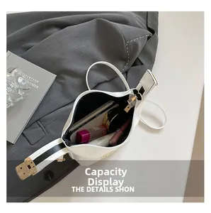 Vue détaillée de l'intérieur spacieux du sac à bandoulière blanc pour les objets essentiels
