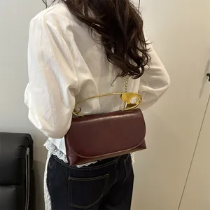 Sac à bandoulière carré bordeaux avec poignée épingle de sûreté dorée et chaîne