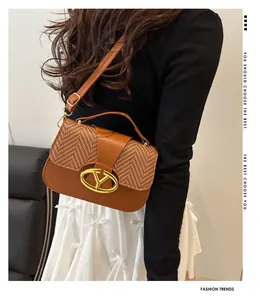 Bolso bandolera con diseño tejido, hebilla dorada con logo V y correa ajustable