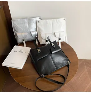 Détails de trois sacs cabas rectangulaires en similicuir en argent, blanc et noir élégant