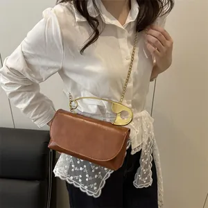 Sac à bandoulière marron rétro en cuir PU avec anse épingle de sûreté dorée et chaîne