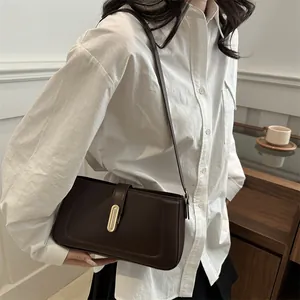 Sac bandoulière rétro en cuir marron avec boucle dorée et bandoulière pour femmes
