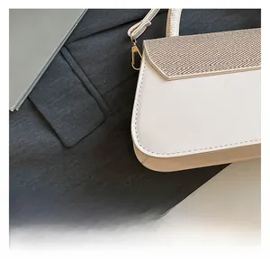 Detailansicht der hochwertigen Leder- und Webstruktur an der eleganten Handtasche
