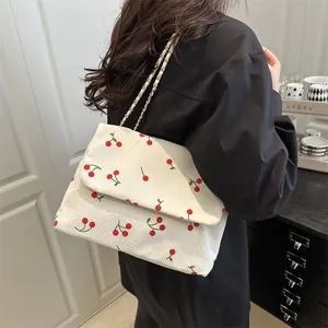 Sac fourre-tout minimaliste en velours blanc avec imprimé cerise et chaîne tressée
