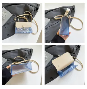 Détails du sac de selle bleu transparent avec base texturée et bandoulière beige