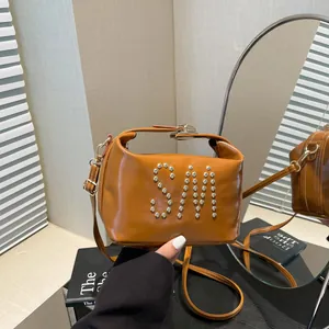 Borsa a Tracolla Piccola Quadrata in Pelle PU Retrò per Donna Borsa a Spalla con Lettera a Rivetto alla Moda Borsa Elegante per Pendolarismo Quotidiano