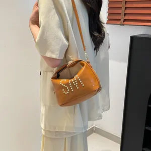 Borsa vintage marrone con intarsio di perle e dettagli in metallo dorato