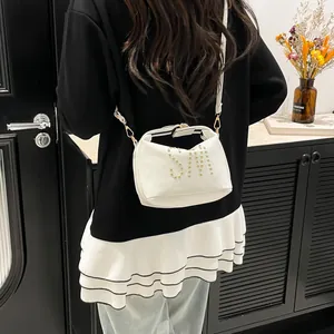 Borsa a tracolla bianca in ecopelle con logo SM di perline dorate e dettagli in metallo