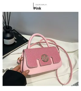 Details der rosa Kunstledertasche mit rot gestreifter Klappe und goldener M-Schließe