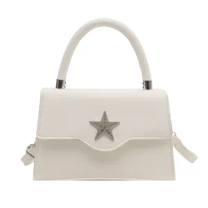 Sac à bandoulière blanc avec étoile en strass et rabat ondulé pour femmes
