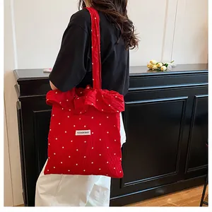 Dettaglio della borsa tote rossa in rete a fiori con toppa Fashion Bag e balze eleganti