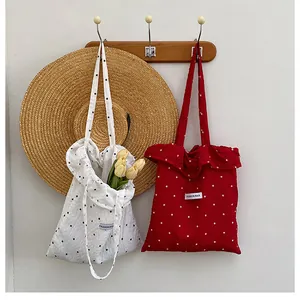 Dettaglio di borse tote in rete a pois con bordi a balze per le vacanze estive al mare
