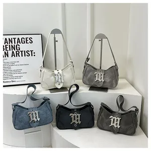 Vue détaillée de cinq sacs bandoulière stylés avec boucles métalliques gothiques