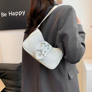 Sac sous le bras minimaliste en PU blanc avec boucle argentée et finition brillante femme