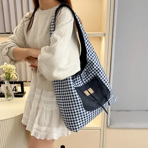 Grand sac cabas à carreaux bleus avec poche en denim et cordon pour femmes