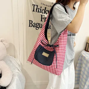 Grand sac cabas à carreaux rouges et blancs avec poche en jean et bandoulière spacieuse