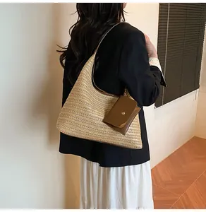 Sommer-Stroh-Tote-Bag mit braunem Lederbesatz und passendem Münzbeutel-Anhänger