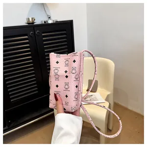 Détail du mini sac seau rose avec imprimé ours cartoon et texture en cuir litchi
