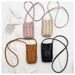 Vue détaillée de quatre mini sacs seaux imprimés d'ours en rose, beige, marron et noir