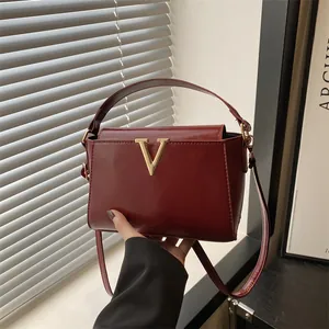 Borsa a Tracolla in Pelle PU Minimalista per Donna Borsa a Mano con Decoro a V in Metallo Tinta Unita Tracolla Regolabile