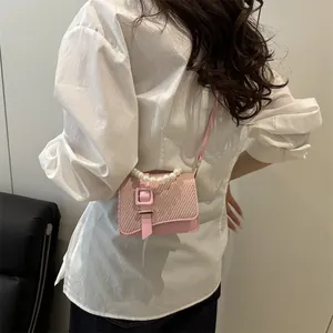 Roze crossbodytas met rieten klep, parelhandvat en gespdetail voor damesmode