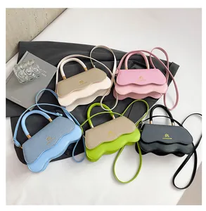 Retro vierkante crossbodytassen in diverse kleuren met golvende flappen en gouden logo's