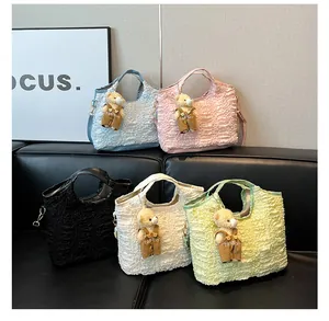 Détails de sacs seaux plissés en cinq couleurs avec des pendentifs ours mignons