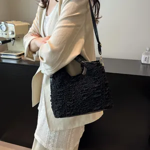 Sac seau plissé noir chic avec texture nuage et détails dorés pour femmes